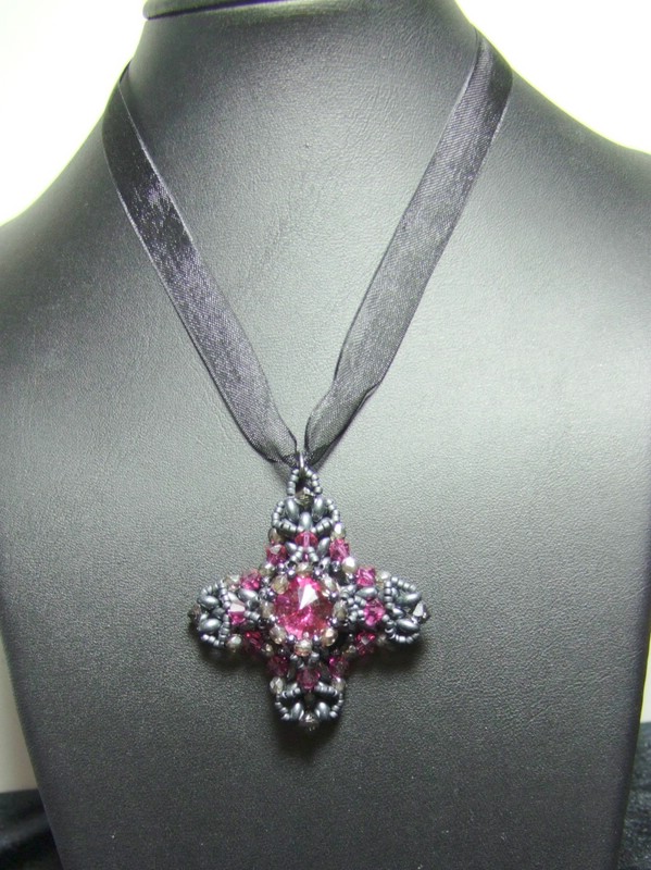 Anhänger Kreuz schwarz pink